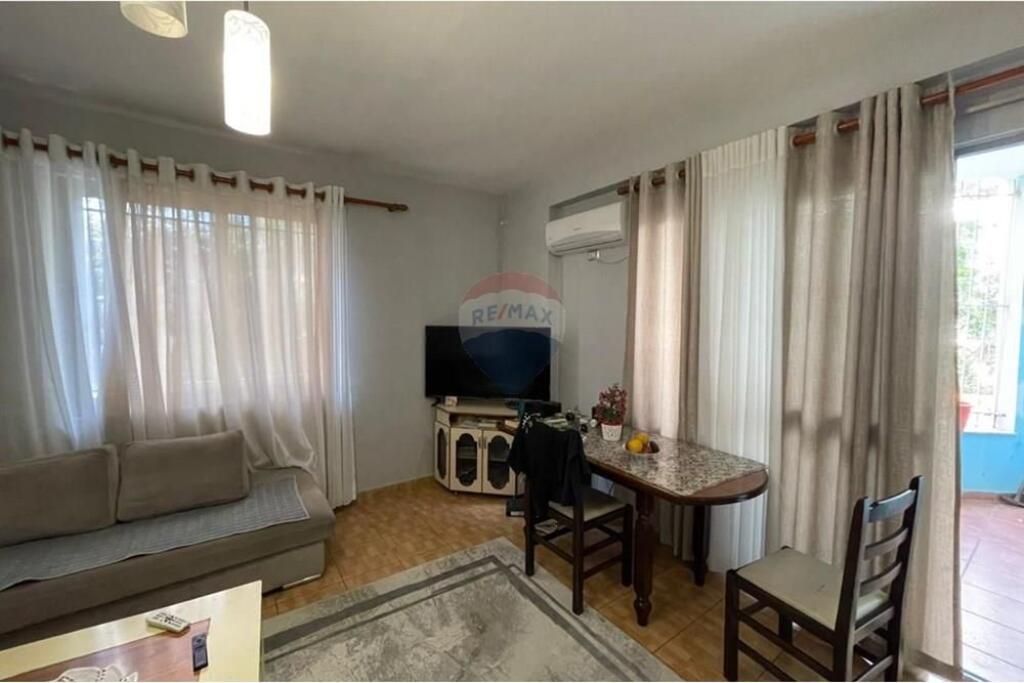 Shitet Apartament 1+1+ballkon ne Fresk