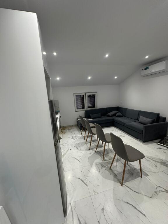 🏡 Appartamento 1+1 in Affitto – Sottopassaggio della Comune di Parigi    