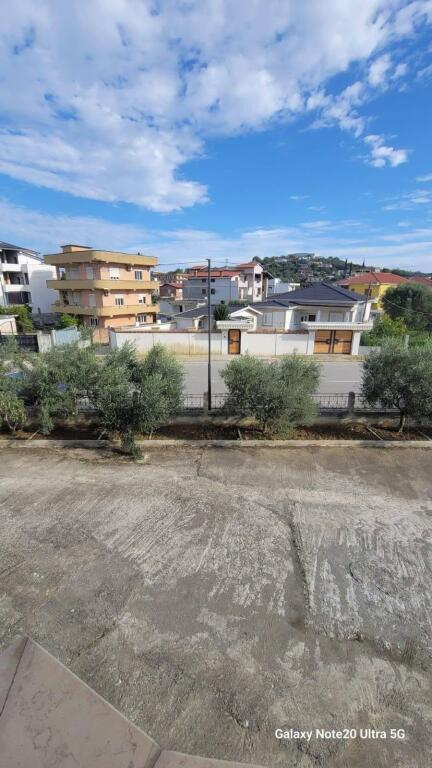 🏡 EXCLUSIVE PROPERTY ON THE “TAULANTIA” PROMENADE, Kavaje — INVESTMENT OPPORTUNITY A building with high development potential is for sale, located on the main road