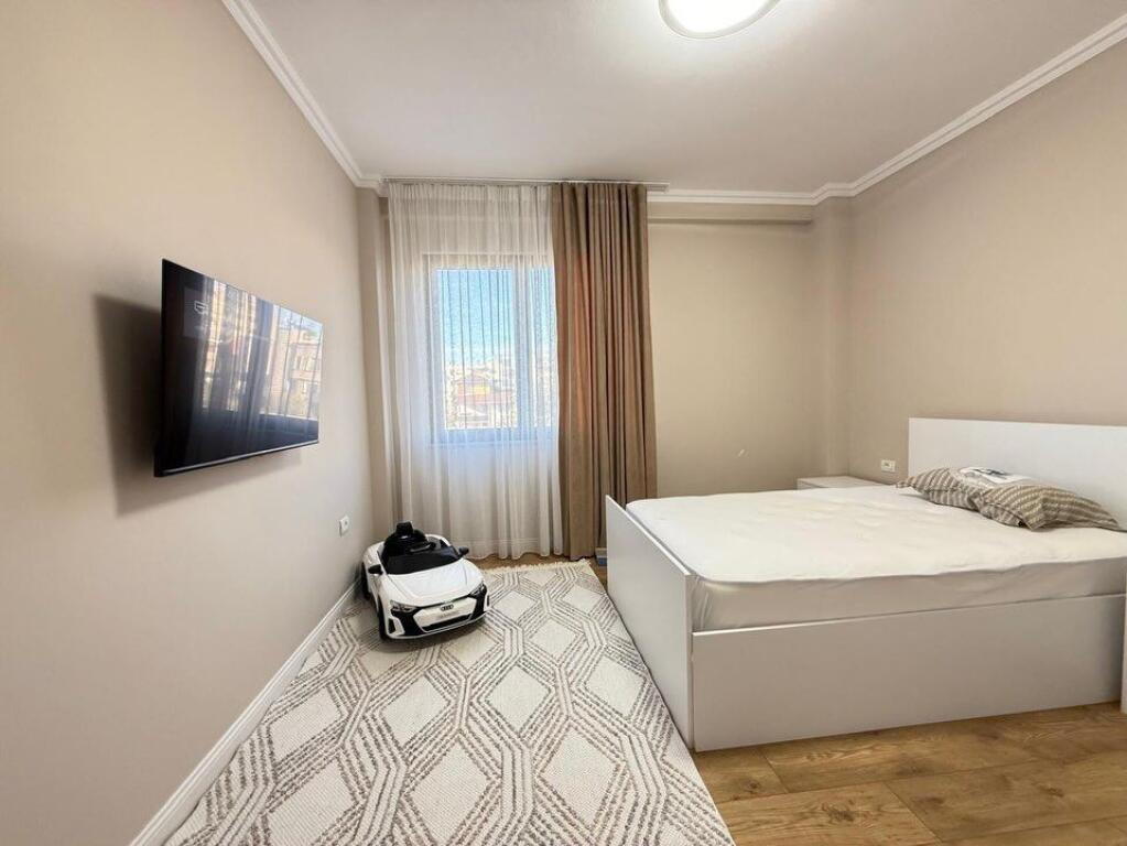 Tregu Elektrik, shesim super apartament  3+1+2 tualete.  