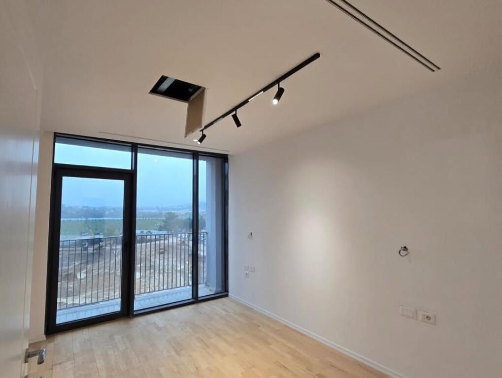 Accanto alla strada Kosovareve, LAKE VIEW   Vendiamo appartamento 2+1+2+veranda.