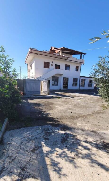 🏡 EXCLUSIVE PROPERTY ON THE “TAULANTIA” PROMENADE, Kavaje — INVESTMENT OPPORTUNITY A building with high development potential is for sale, located on the main road