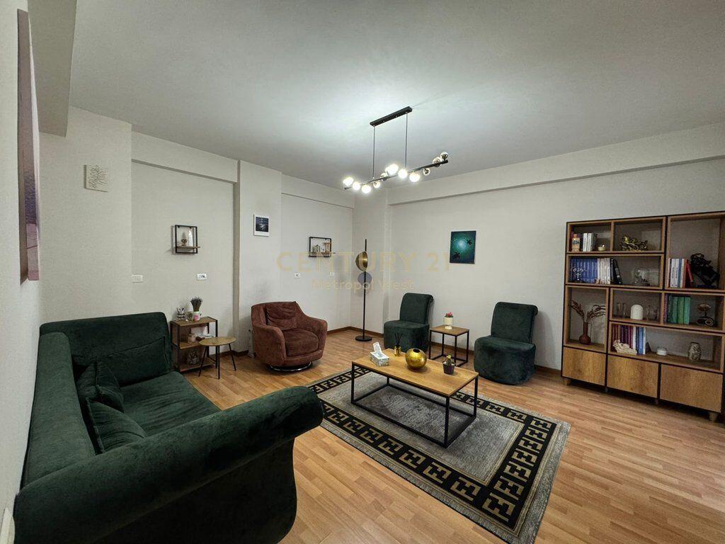 Shitet Apartament 1+1 në Rrugën Mine Peza, pranë Kafe Flora!