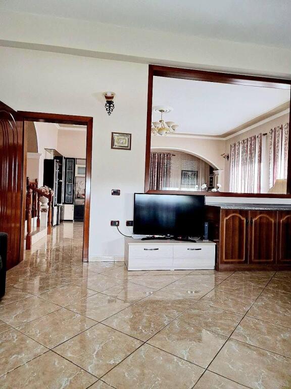 🏡 EXCLUSIVE PROPERTY ON THE “TAULANTIA” PROMENADE, Kavaje — INVESTMENT OPPORTUNITY A building with high development potential is for sale, located on the main road