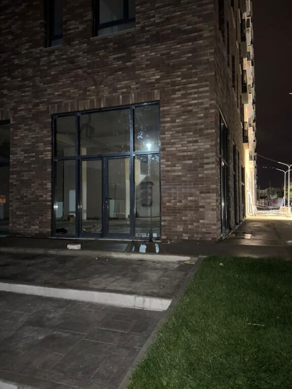 SHOP FOR RENT 240 M2 5 MAY 4000 EURO
