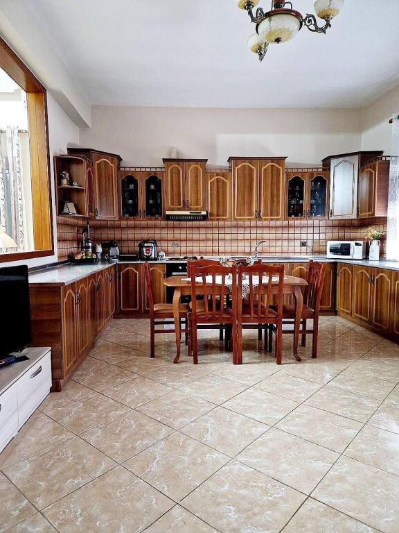 🏡 EXCLUSIVE PROPERTY ON THE “TAULANTIA” PROMENADE, Kavaje — INVESTMENT OPPORTUNITY A building with high development potential is for sale, located on the main road