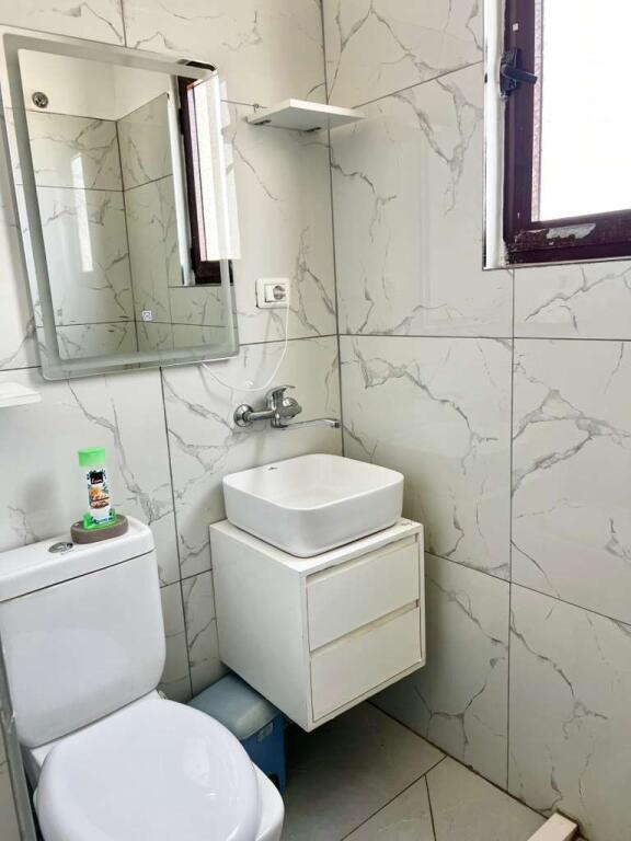 Apartament 1+1 me Qera, Pamje Deti, (Perfshire Drita, Uji, Internet)  