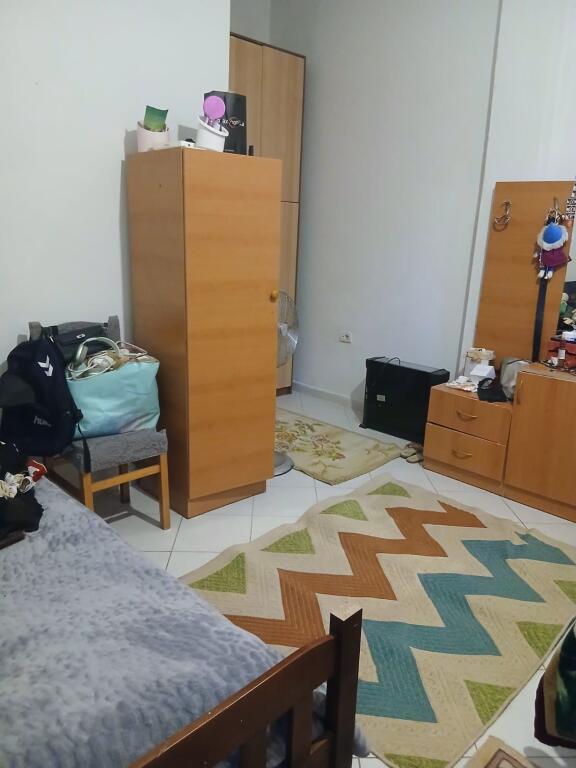 Jepet me qera Apartamenti 1+1, Selvia prane supermarket xhangolli ,420 mije leke uje,drita,internet te perfshira ne cmim 
