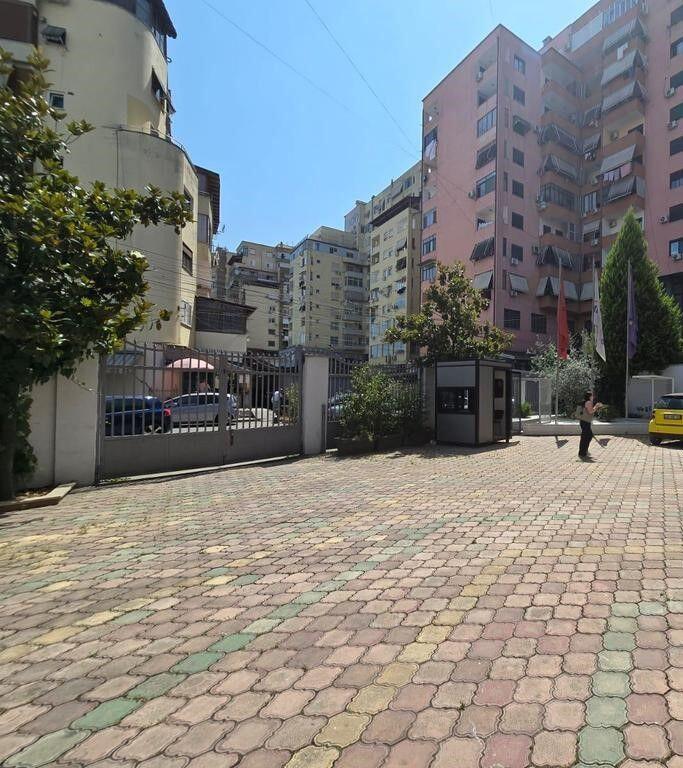 ESCLUSIVO, AFFITTASI EDIFICIO MULTIFUNZIONALE DI 4 PIANI VICINO A DELIJORGJI
