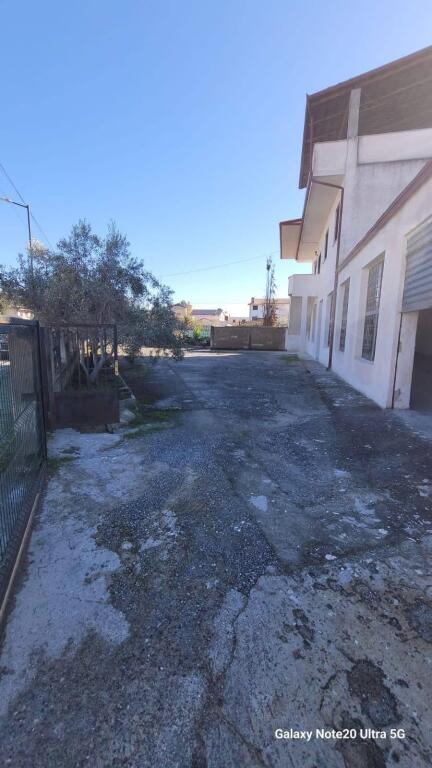🏡 EXCLUSIVE PROPERTY ON THE “TAULANTIA” PROMENADE, Kavaje — INVESTMENT OPPORTUNITY A building with high development potential is for sale, located on the main road
