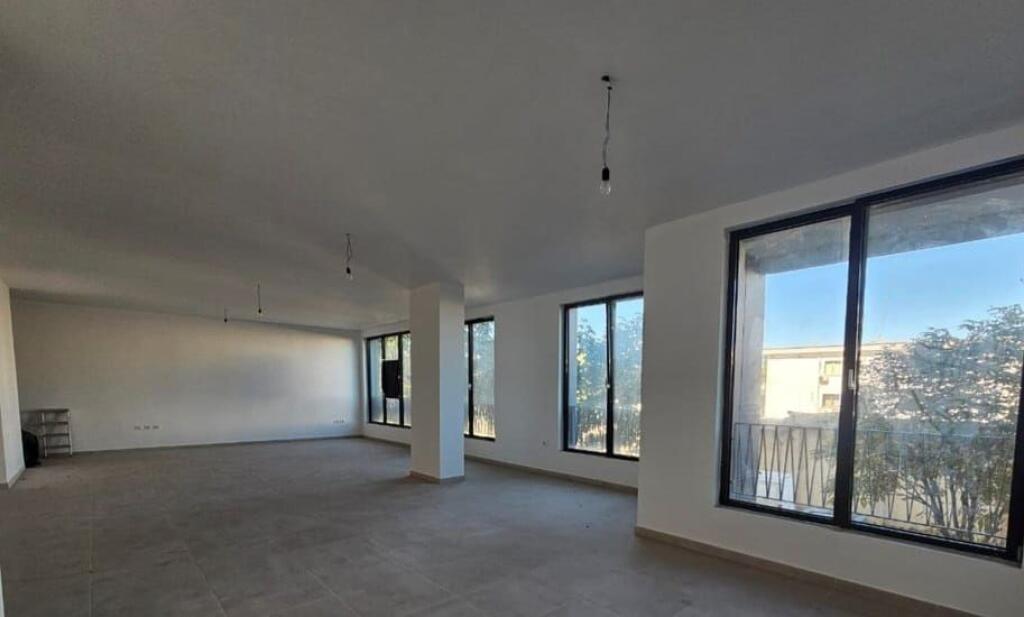 LOCALE COMMERCIALE IN AFFITTO PRESSO LA RESIDENZA ZIRKON CON VISIBILITÀ DALLA STRADA PRINCIPALE