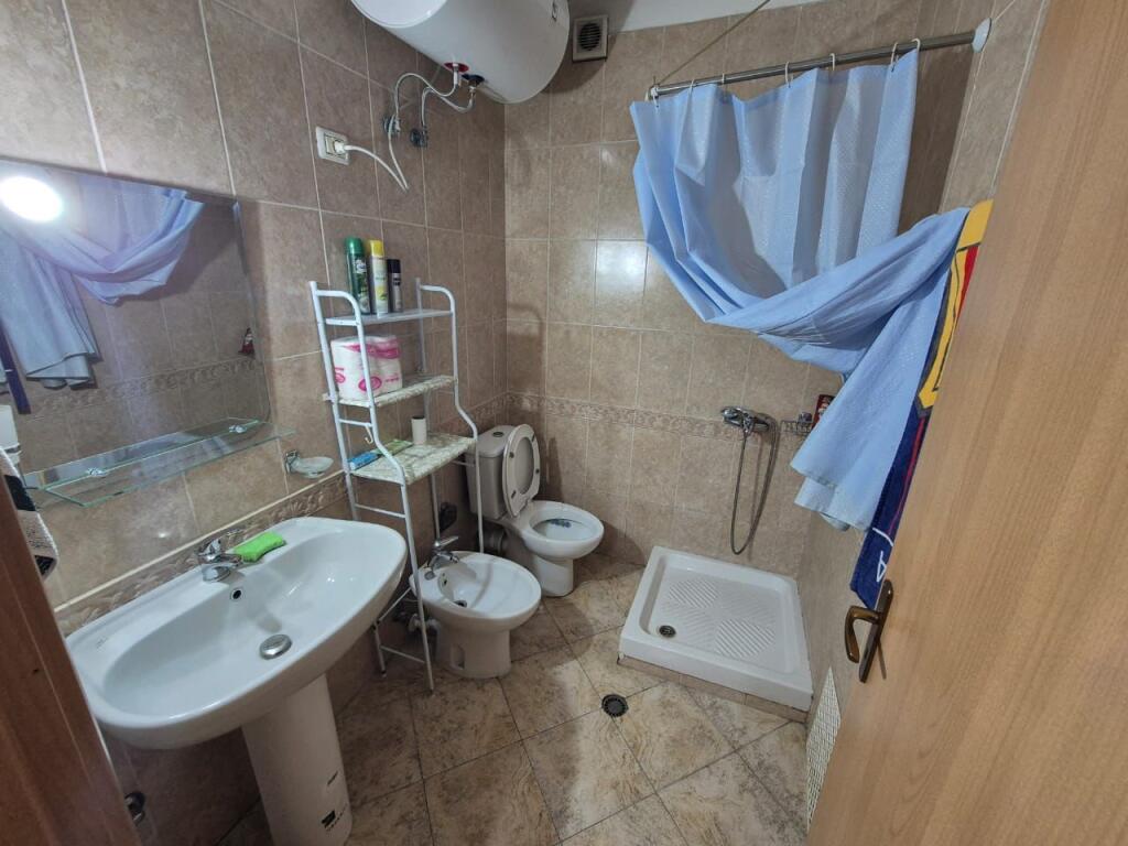 📣 Jepet me qira Apartament 2+1 (me 2 tualete) 📍 Zona: 21 Dhjetori