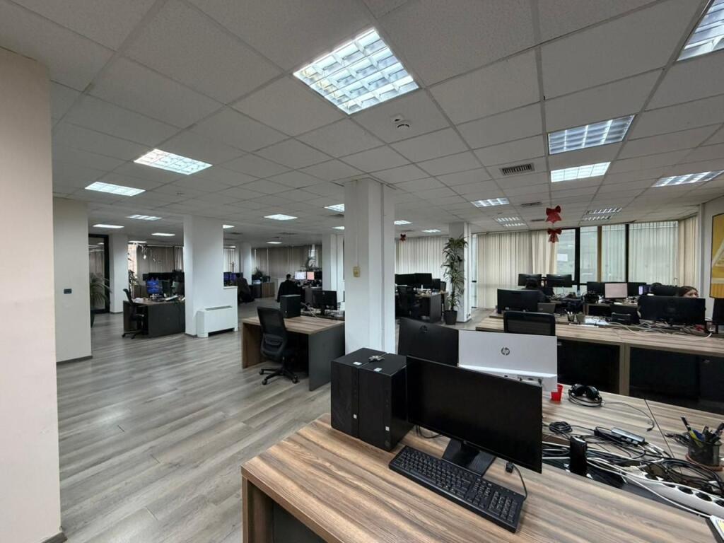 📍 Jepet me qira ambient zyrash – Qendër, Tiranë