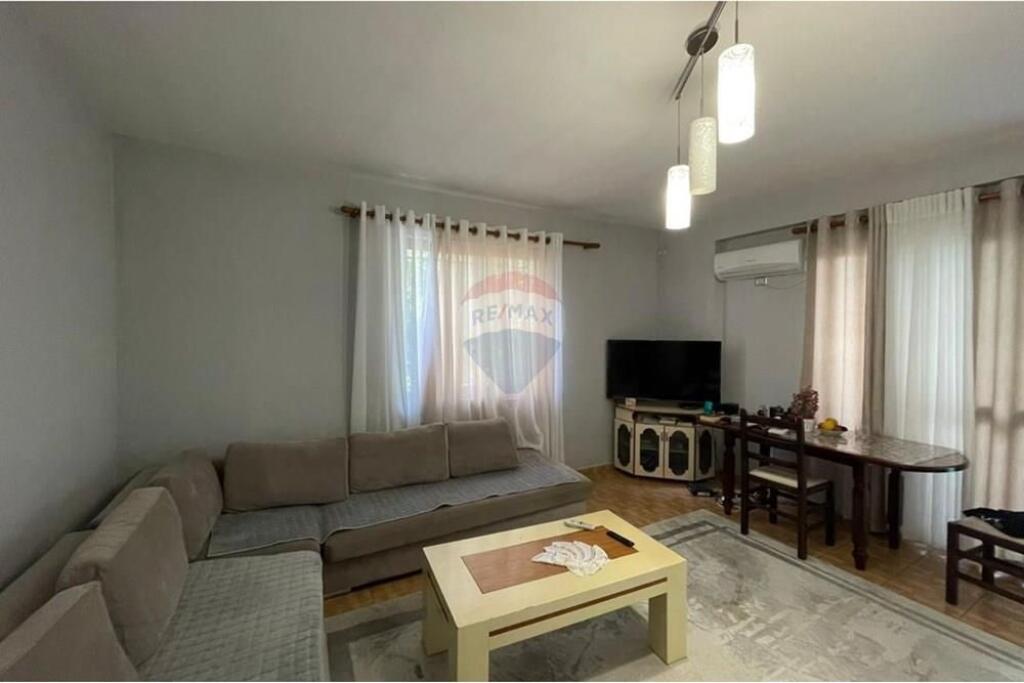 Shitet Apartament 1+1+ballkon ne Fresk
