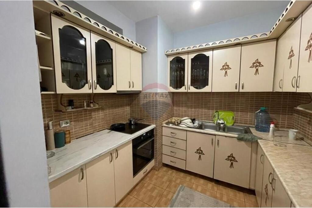 Shitet Apartament 1+1+ballkon ne Fresk