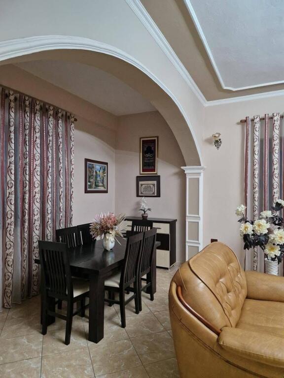 🏡 EXCLUSIVE PROPERTY ON THE “TAULANTIA” PROMENADE, Kavaje — INVESTMENT OPPORTUNITY A building with high development potential is for sale, located on the main road