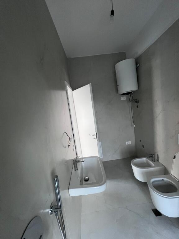 Affittasi 1+1, Ali Demi, Residenza Kadiu