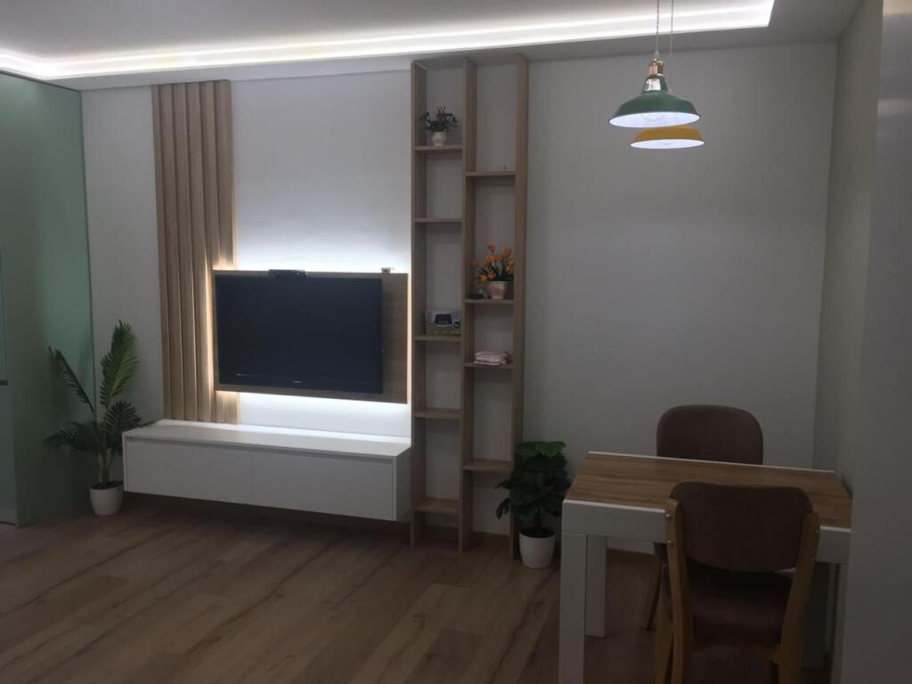 Shitet apartament 1+1+ballkon te Kristal Center,Komuna e Parisit