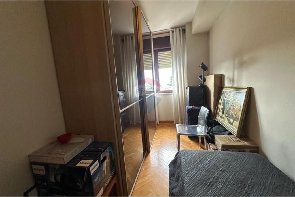 Appartamento - In Affitto - Via Abdi Toptani, Tirana 1300 ,, euro