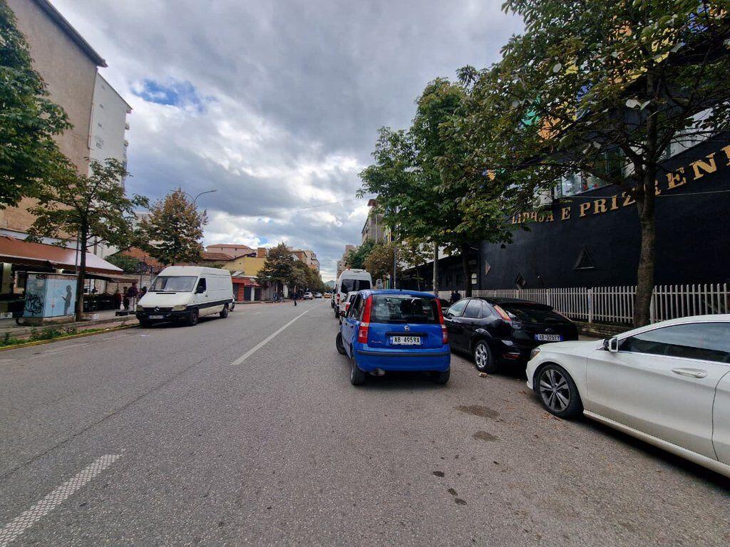 Ambient Komercial me Qira – 160 m² | Corner | Rr. Barrikadave, Qendër