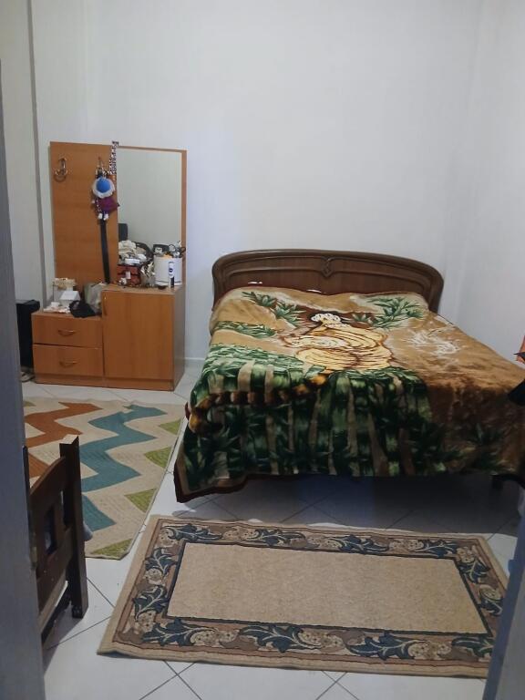 Jepet me qera Apartamenti 1+1, Selvia prane supermarket xhangolli ,420 mije leke uje,drita,internet te perfshira ne cmim 