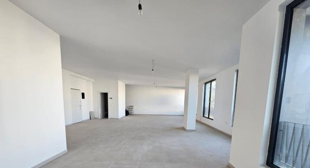 LOCALE COMMERCIALE IN AFFITTO PRESSO LA RESIDENZA ZIRKON CON VISIBILITÀ DALLA STRADA PRINCIPALE
