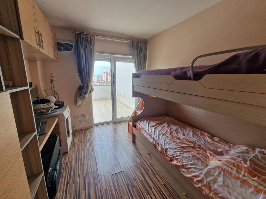 Attico 2+1+2 bagni+3 balconi in vendita a Zogu i Zi con prezzo d'occasione