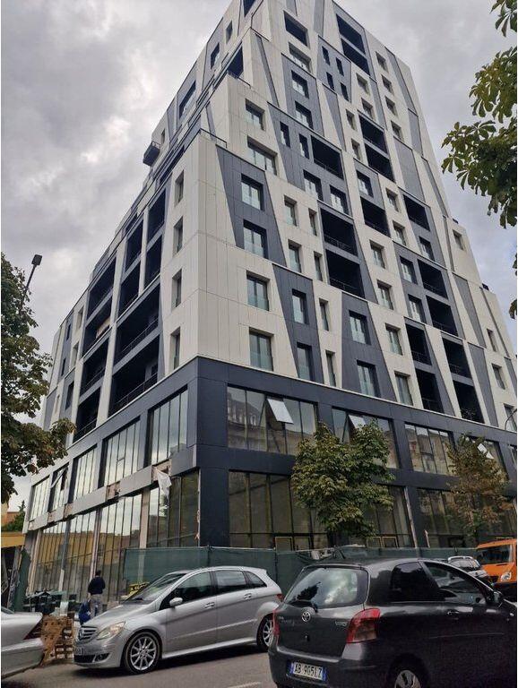 Ambient Komercial me Qira – 160 m² | Corner | Rr. Barrikadave, Qendër