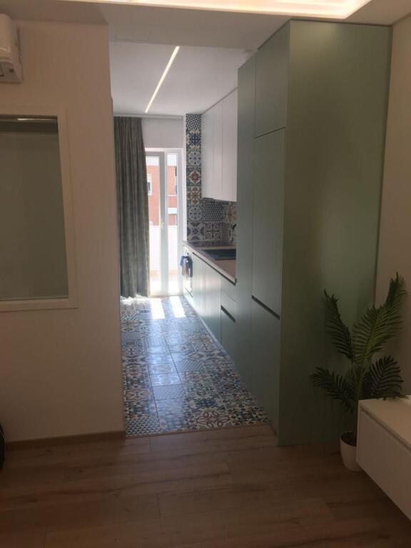 Shitet apartament 1+1+ballkon te Kristal Center,Komuna e Parisit