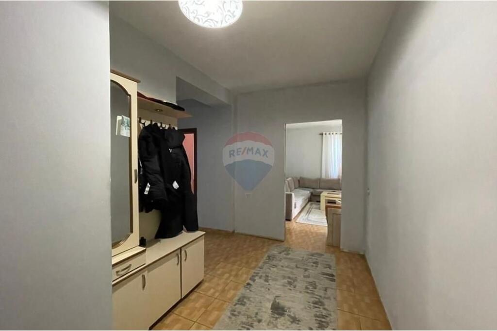 Shitet Apartament 1+1+ballkon ne Fresk