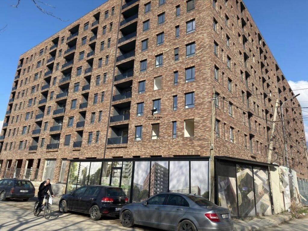 SHOP FOR RENT 240 M2 5 MAY 4000 EURO
