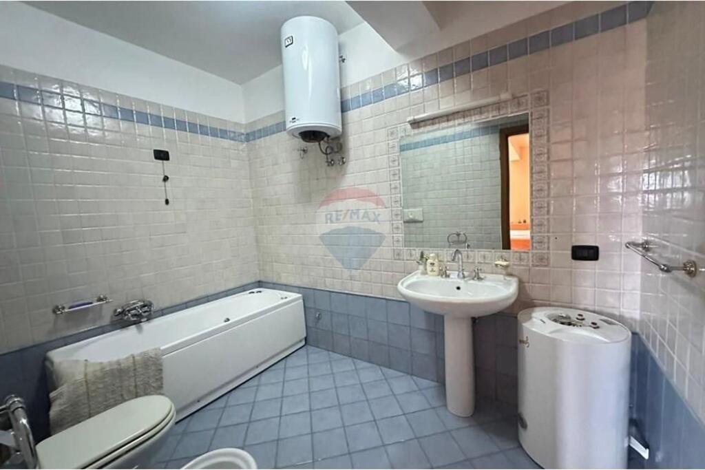 Appartamento - In Affitto - Via Abdi Toptani, Tirana 1300 ,, euro