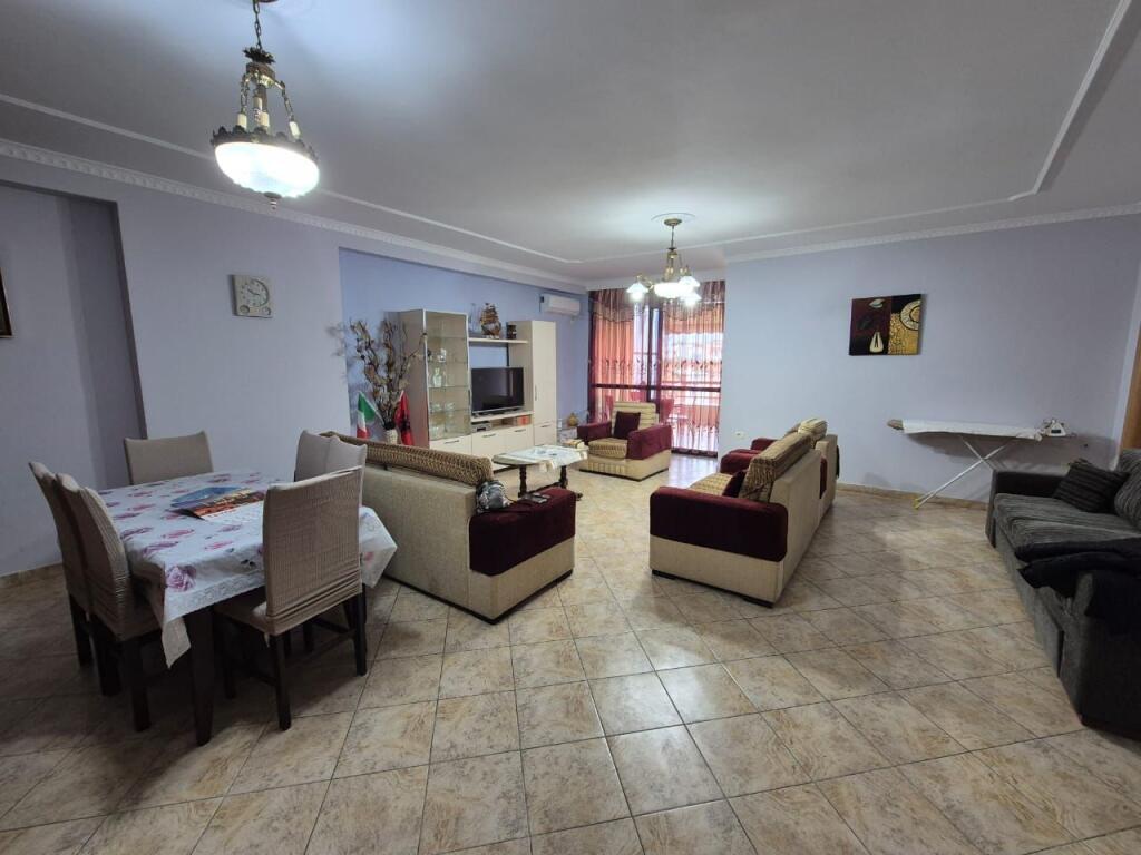 📣 Jepet me qira Apartament 2+1 (me 2 tualete) 📍 Zona: 21 Dhjetori