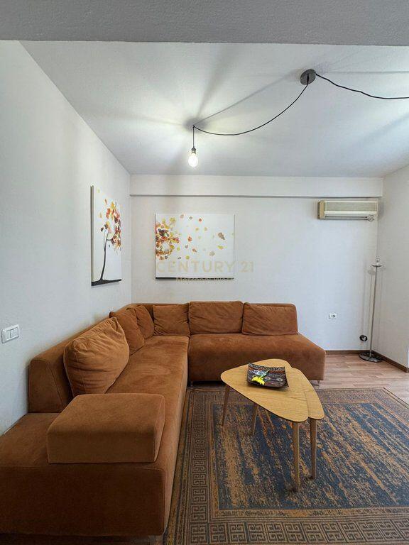 Shitet Apartament 1+1 në Rrugën Mine Peza, pranë Kafe Flora!
