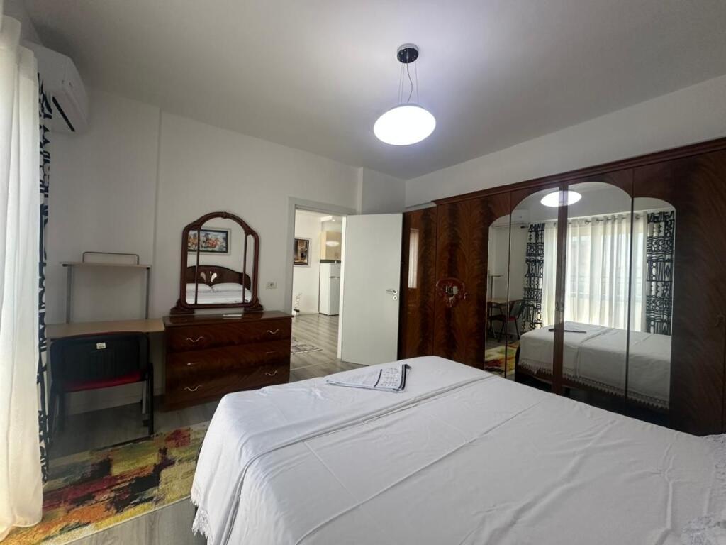 🏡 Appartamento 2+1 in Affitto   📍 Via Dritan Hoxha, a soli 200 metri dall'Università “Zoja e Këshillit të Mirë”