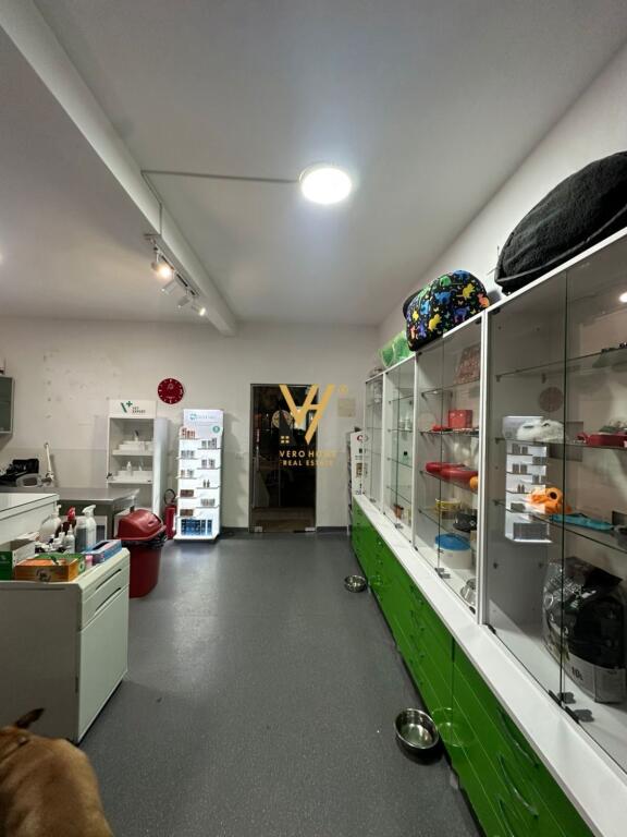 SHOP FOR RENT 90 M2 AT THE PARIS MUNICIPALITY 1,200 EURO