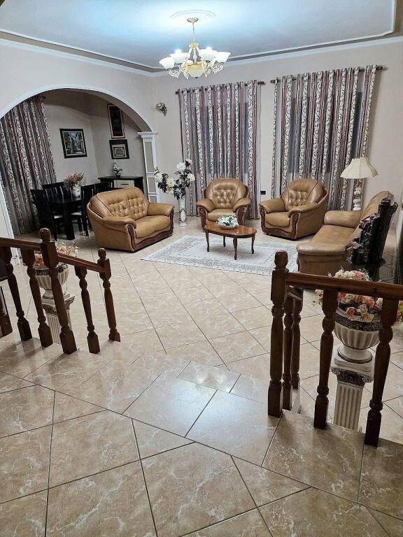 🏡 EXCLUSIVE PROPERTY ON THE “TAULANTIA” PROMENADE, Kavaje — INVESTMENT OPPORTUNITY A building with high development potential is for sale, located on the main road