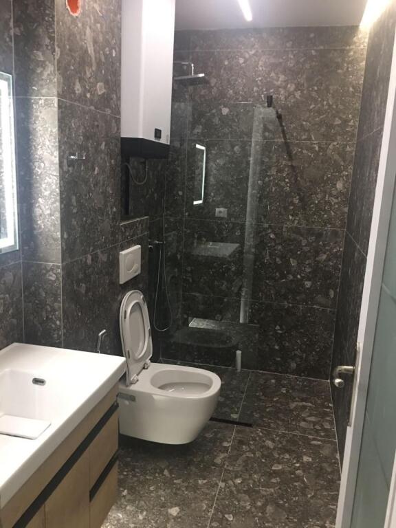 Shitet apartament 1+1+ballkon te Kristal Center,Komuna e Parisit