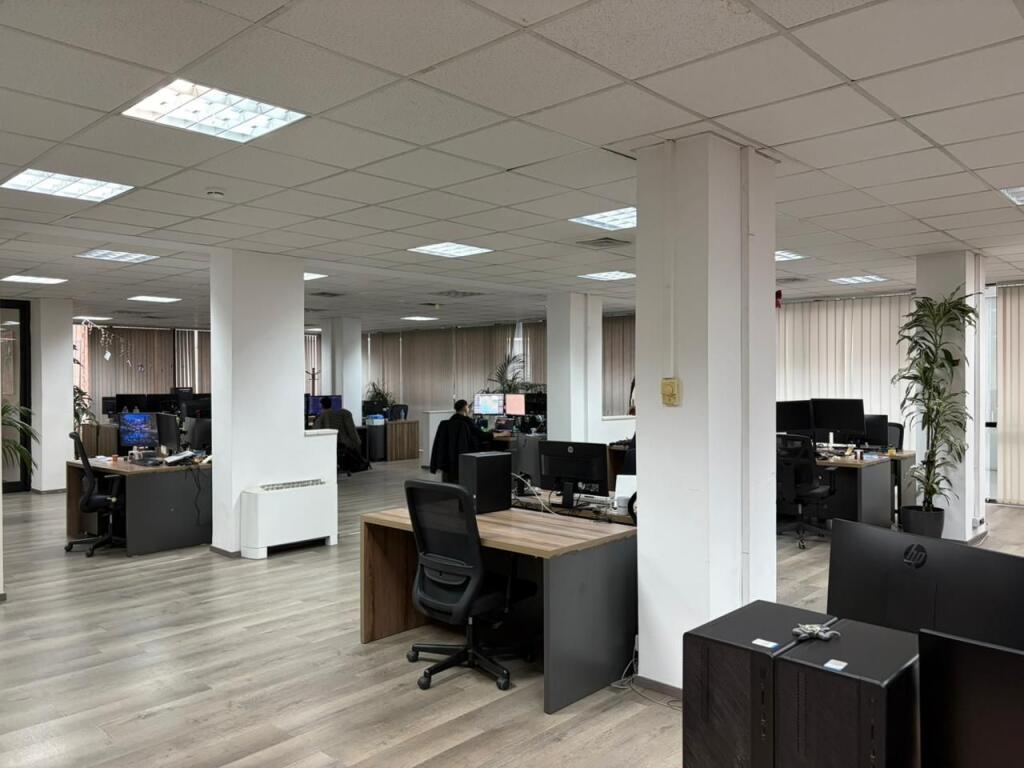 📍 Jepet me qira ambient zyrash – Qendër, Tiranë