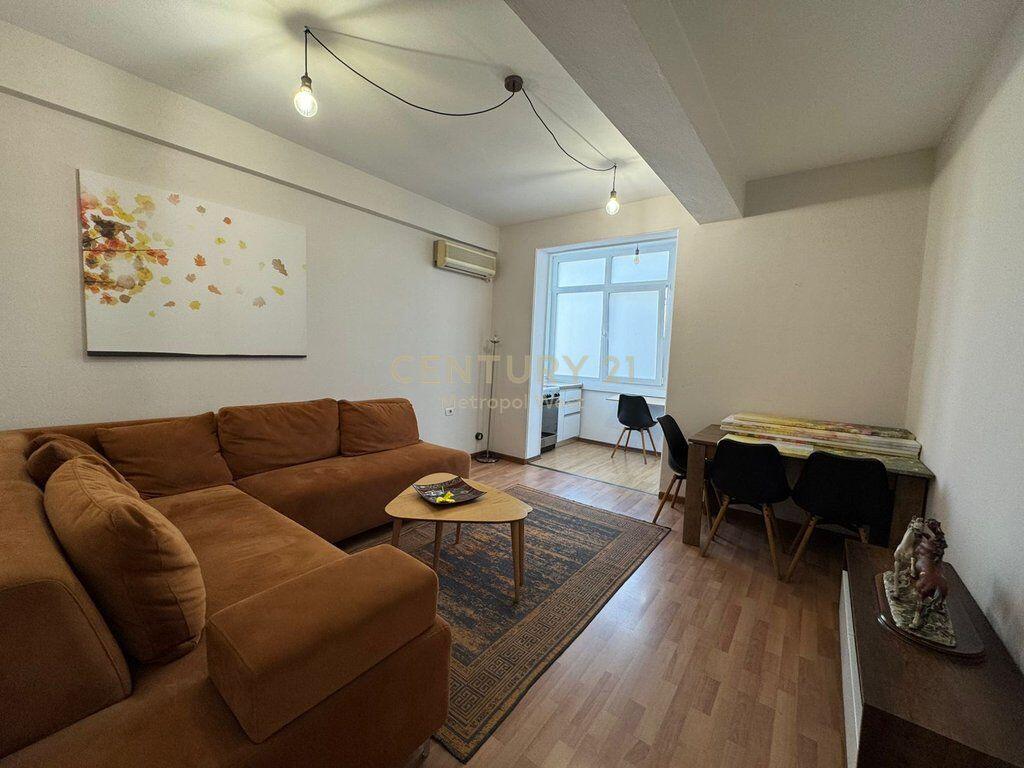 Shitet Apartament 1+1 në Rrugën Mine Peza, pranë Kafe Flora!