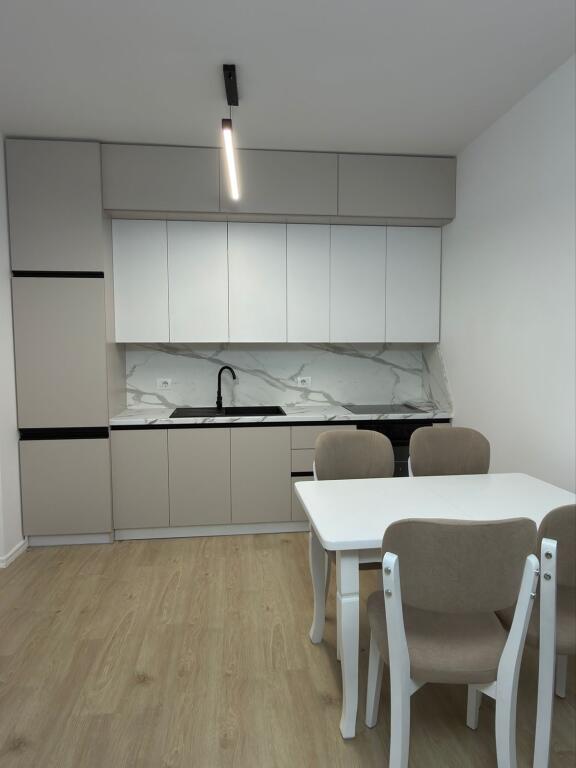 Jepet me qira super apartament 2+1+Parkim te Komuna e Parisit!