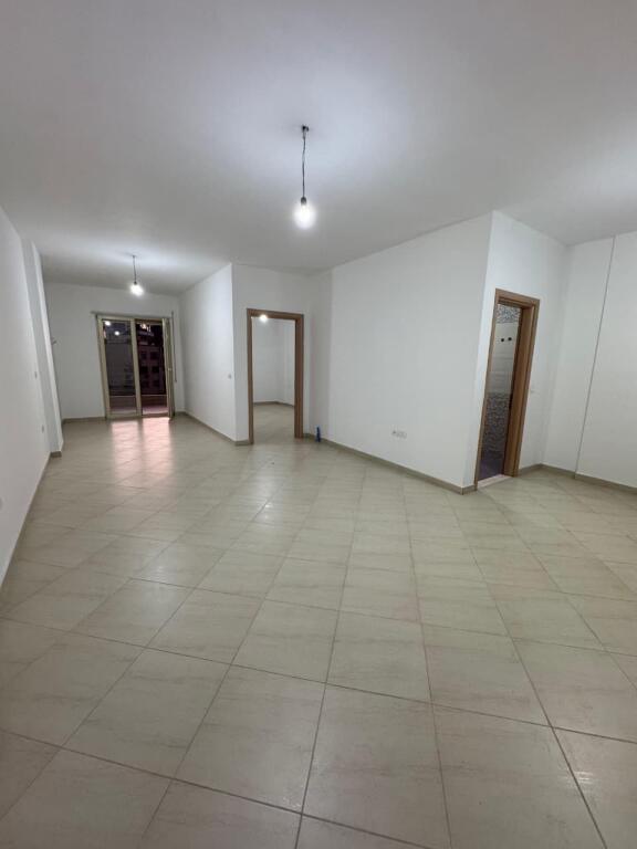 Shitet,Apartament 1+1 Restorant Fresku,Fresku,Tirana.