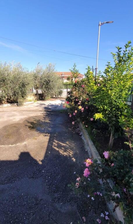 🏡 EXCLUSIVE PROPERTY ON THE “TAULANTIA” PROMENADE, Kavaje — INVESTMENT OPPORTUNITY A building with high development potential is for sale, located on the main road