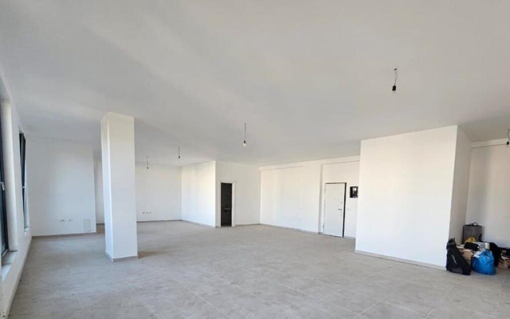 LOCALE COMMERCIALE IN AFFITTO PRESSO LA RESIDENZA ZIRKON CON VISIBILITÀ DALLA STRADA PRINCIPALE