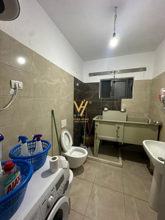 SHOP FOR RENT 90 M2 AT THE PARIS MUNICIPALITY 1,200 EURO