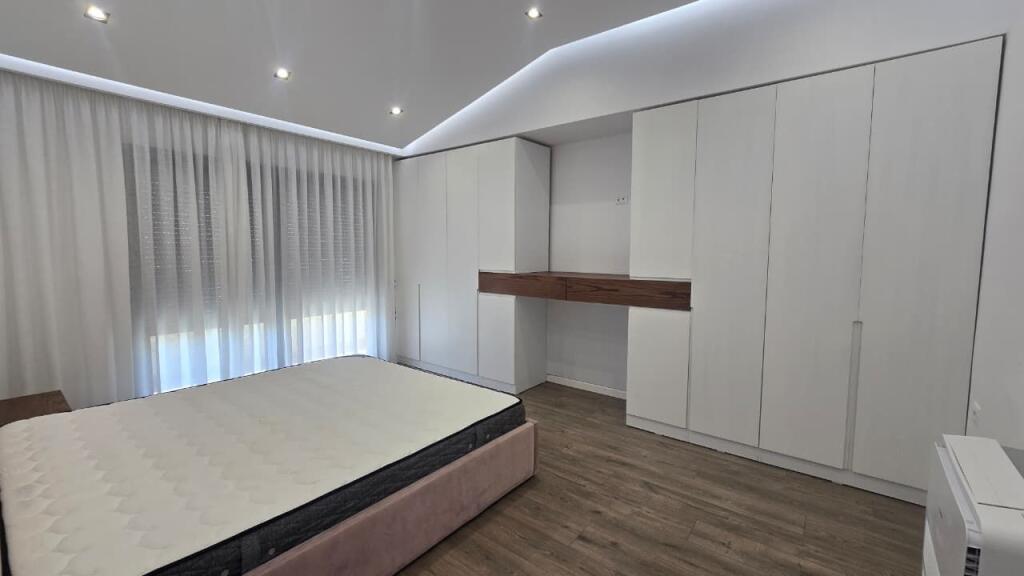 Qera,Apartament 2+1 Rruga Thesarit,Fresku,Tirana.