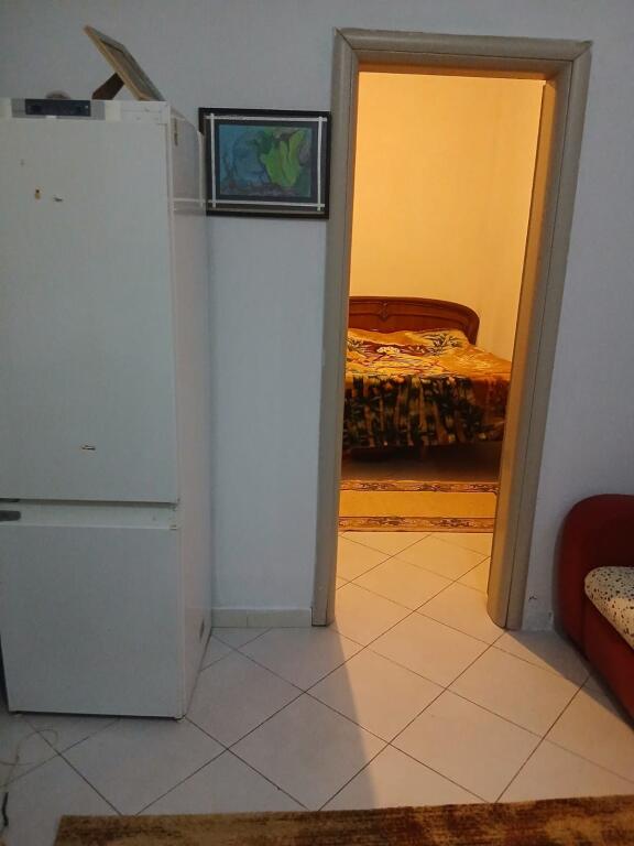 Jepet me qera Apartamenti 1+1, Selvia prane supermarket xhangolli ,420 mije leke uje,drita,internet te perfshira ne cmim 