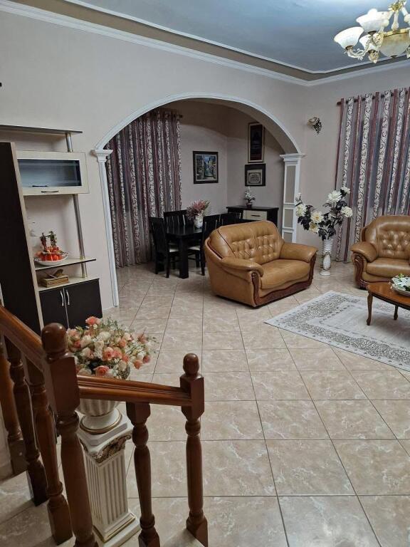 🏡 EXCLUSIVE PROPERTY ON THE “TAULANTIA” PROMENADE, Kavaje — INVESTMENT OPPORTUNITY A building with high development potential is for sale, located on the main road