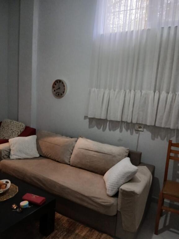 Jepet me qera Apartamenti 1+1, Selvia prane supermarket xhangolli ,420 mije leke uje,drita,internet te perfshira ne cmim 