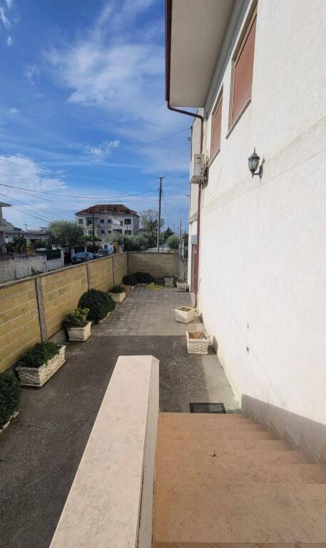 🏡 EXCLUSIVE PROPERTY ON THE “TAULANTIA” PROMENADE, Kavaje — INVESTMENT OPPORTUNITY A building with high development potential is for sale, located on the main road